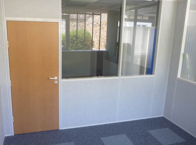 Bureaux vitrés d'une surface de 60 mètres carrés